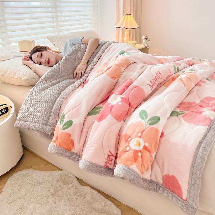 91家纺网 家纺一手货源 找家纺 雅萱家纺 2024新款AB版牛奶贝贝绒多功能三层毯 三层毯-花簇甜憩粉色