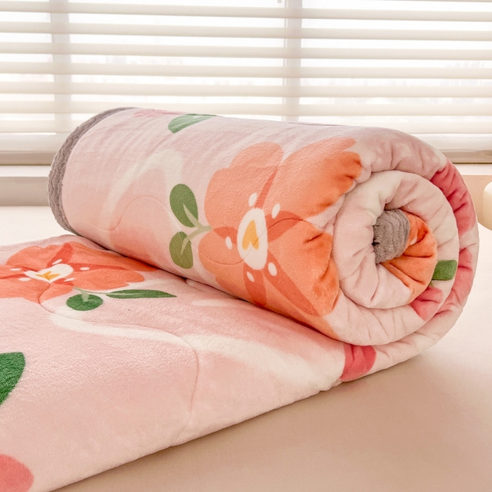 91家纺网 家纺一手货源 找家纺 雅萱家纺 2024新款AB版牛奶贝贝绒多功能三层毯 三层毯-花簇甜憩粉色