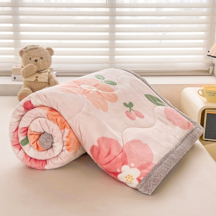 91家纺网 家纺一手货源 找家纺 雅萱家纺 2024新款AB版牛奶贝贝绒多功能三层毯 三层毯-花簇甜憩粉色