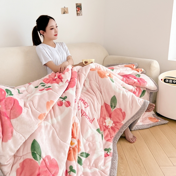 91家纺网 家纺一手货源 找家纺 雅萱家纺 2024新款AB版牛奶贝贝绒多功能三层毯 三层毯-花簇甜憩粉色