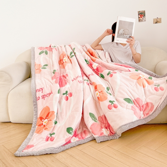 91家纺网 家纺一手货源 找家纺 雅萱家纺 2024新款AB版牛奶贝贝绒多功能三层毯 三层毯-花簇甜憩粉色