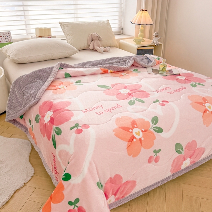 91家纺网 家纺一手货源 找家纺 雅萱家纺 2024新款AB版牛奶贝贝绒多功能三层毯 三层毯-花簇甜憩粉色