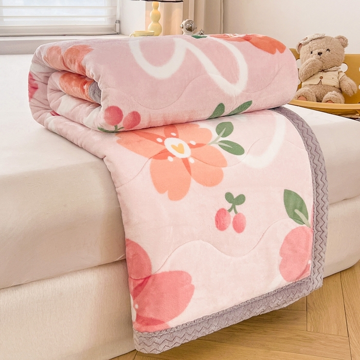 91家纺网 家纺一手货源 找家纺 雅萱家纺 2024新款AB版牛奶贝贝绒多功能三层毯 三层毯-花簇甜憩粉色