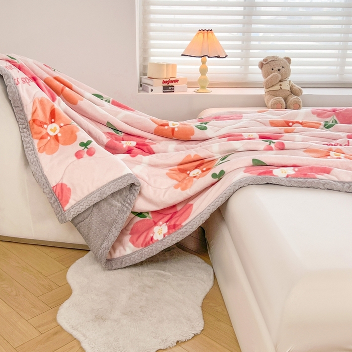 91家纺网 家纺一手货源 找家纺 雅萱家纺 2024新款AB版牛奶贝贝绒多功能三层毯 三层毯-花簇甜憩粉色