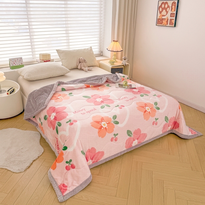 91家纺网 家纺一手货源 找家纺 雅萱家纺 2024新款AB版牛奶贝贝绒多功能三层毯 三层毯-花簇甜憩粉色