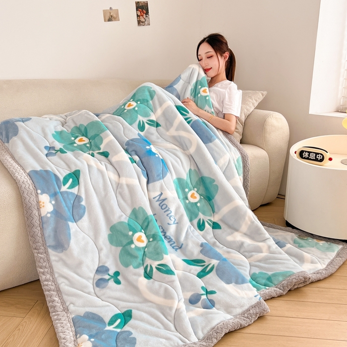 91家纺网 家纺一手货源 找家纺 雅萱家纺 2024新款AB版牛奶贝贝绒多功能三层毯 三层毯-花簇甜憩蓝色