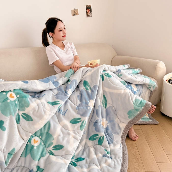 91家纺网 家纺一手货源 找家纺 雅萱家纺 2024新款AB版牛奶贝贝绒多功能三层毯 三层毯-花簇甜憩蓝色