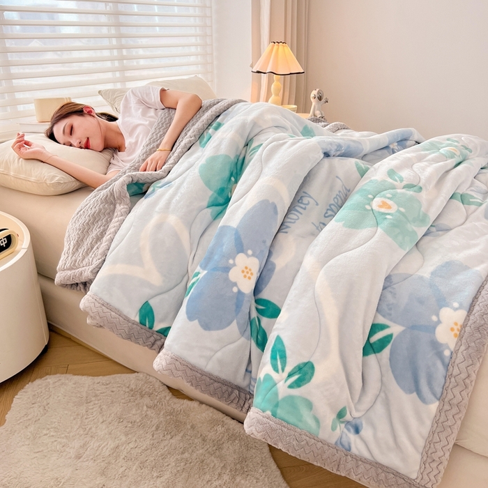 91家纺网 家纺一手货源 找家纺 雅萱家纺 2024新款AB版牛奶贝贝绒多功能三层毯 三层毯-花簇甜憩蓝色