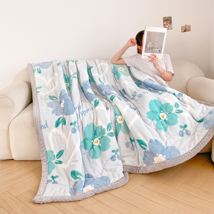 91家纺网 家纺一手货源 找家纺 雅萱家纺 2024新款AB版牛奶贝贝绒多功能三层毯 三层毯-花簇甜憩蓝色