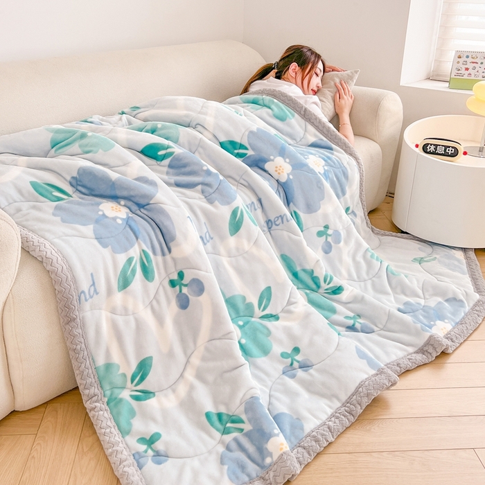 91家纺网 家纺一手货源 找家纺 雅萱家纺 2024新款AB版牛奶贝贝绒多功能三层毯 三层毯-花簇甜憩蓝色