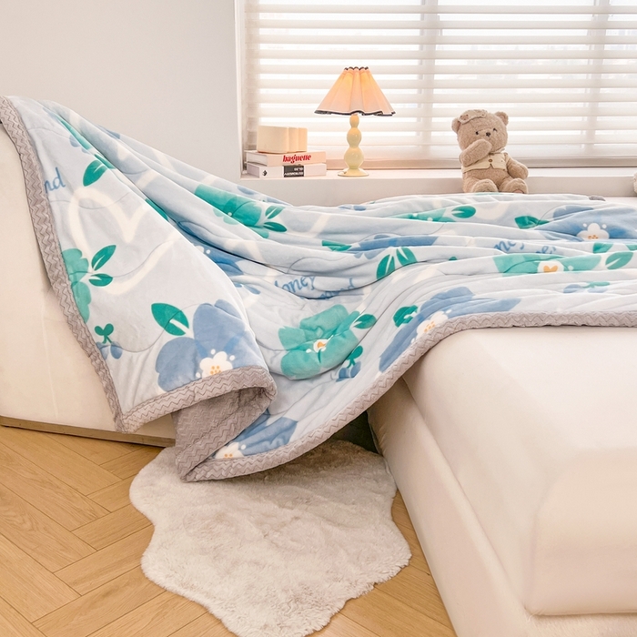 91家纺网 家纺一手货源 找家纺 雅萱家纺 2024新款AB版牛奶贝贝绒多功能三层毯 三层毯-花簇甜憩蓝色