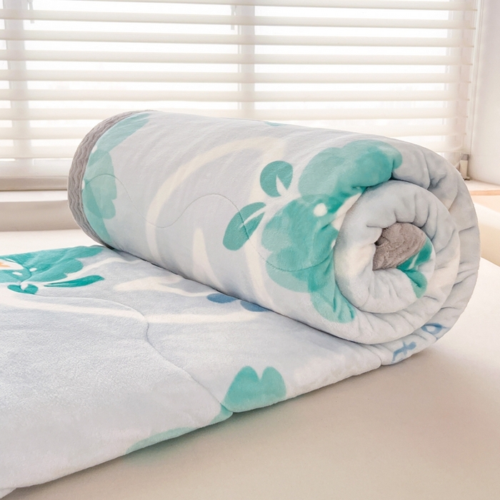 91家纺网 家纺一手货源 找家纺 雅萱家纺 2024新款AB版牛奶贝贝绒多功能三层毯 三层毯-花簇甜憩蓝色