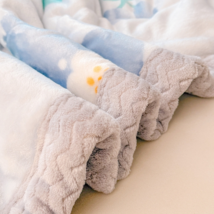 91家纺网 家纺一手货源 找家纺 雅萱家纺 2024新款AB版牛奶贝贝绒多功能三层毯 三层毯-花簇甜憩蓝色