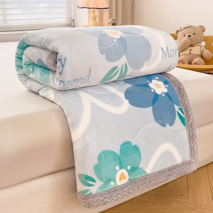91家纺网 家纺一手货源 找家纺 雅萱家纺 2024新款AB版牛奶贝贝绒多功能三层毯 三层毯-花簇甜憩蓝色