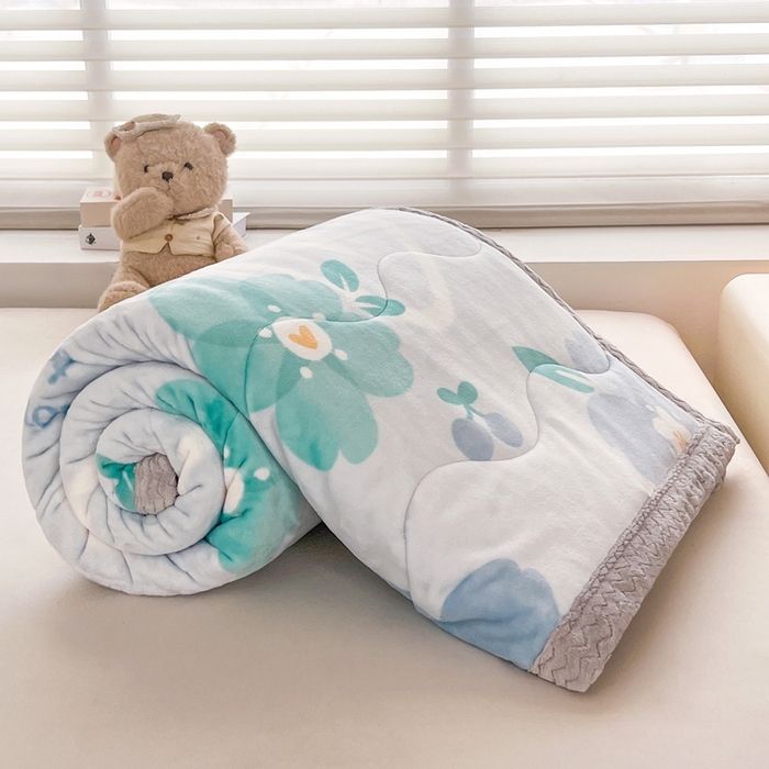 91家纺网 家纺一手货源 找家纺 雅萱家纺 2024新款AB版牛奶贝贝绒多功能三层毯 三层毯-花簇甜憩蓝色