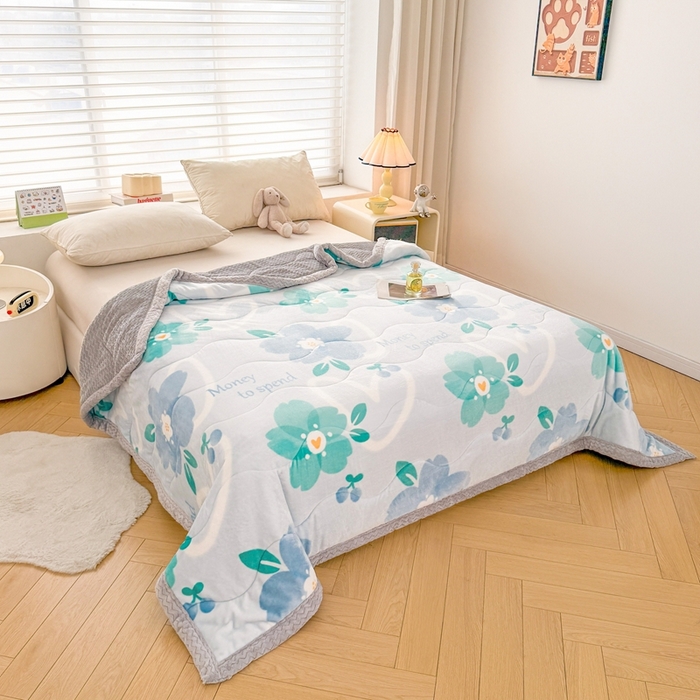 91家纺网 家纺一手货源 找家纺 雅萱家纺 2024新款AB版牛奶贝贝绒多功能三层毯 三层毯-花簇甜憩蓝色