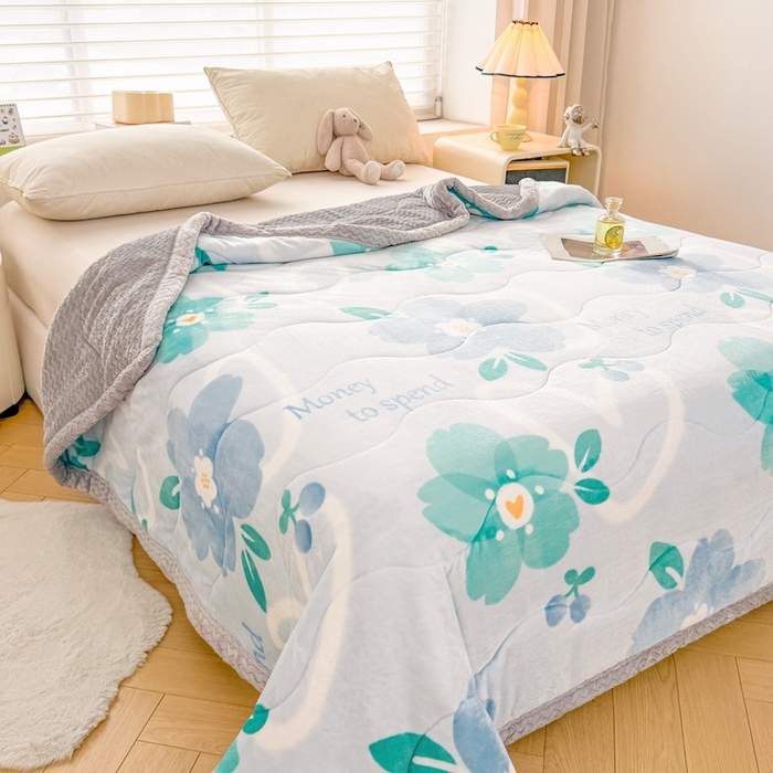 91家纺网 家纺一手货源 找家纺 雅萱家纺 2024新款AB版牛奶贝贝绒多功能三层毯 三层毯-花簇甜憩蓝色