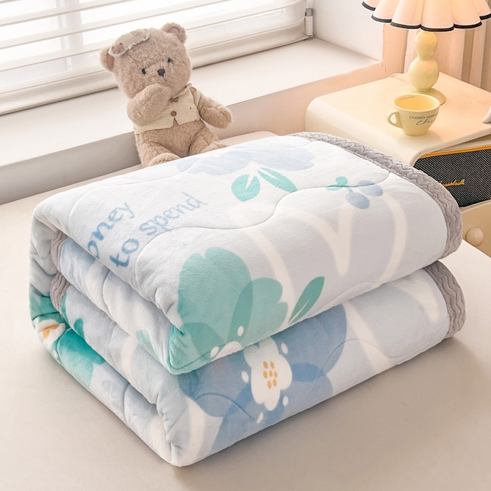 91家纺网 家纺一手货源 找家纺 雅萱家纺 2024新款AB版牛奶贝贝绒多功能三层毯 三层毯-花簇甜憩蓝色