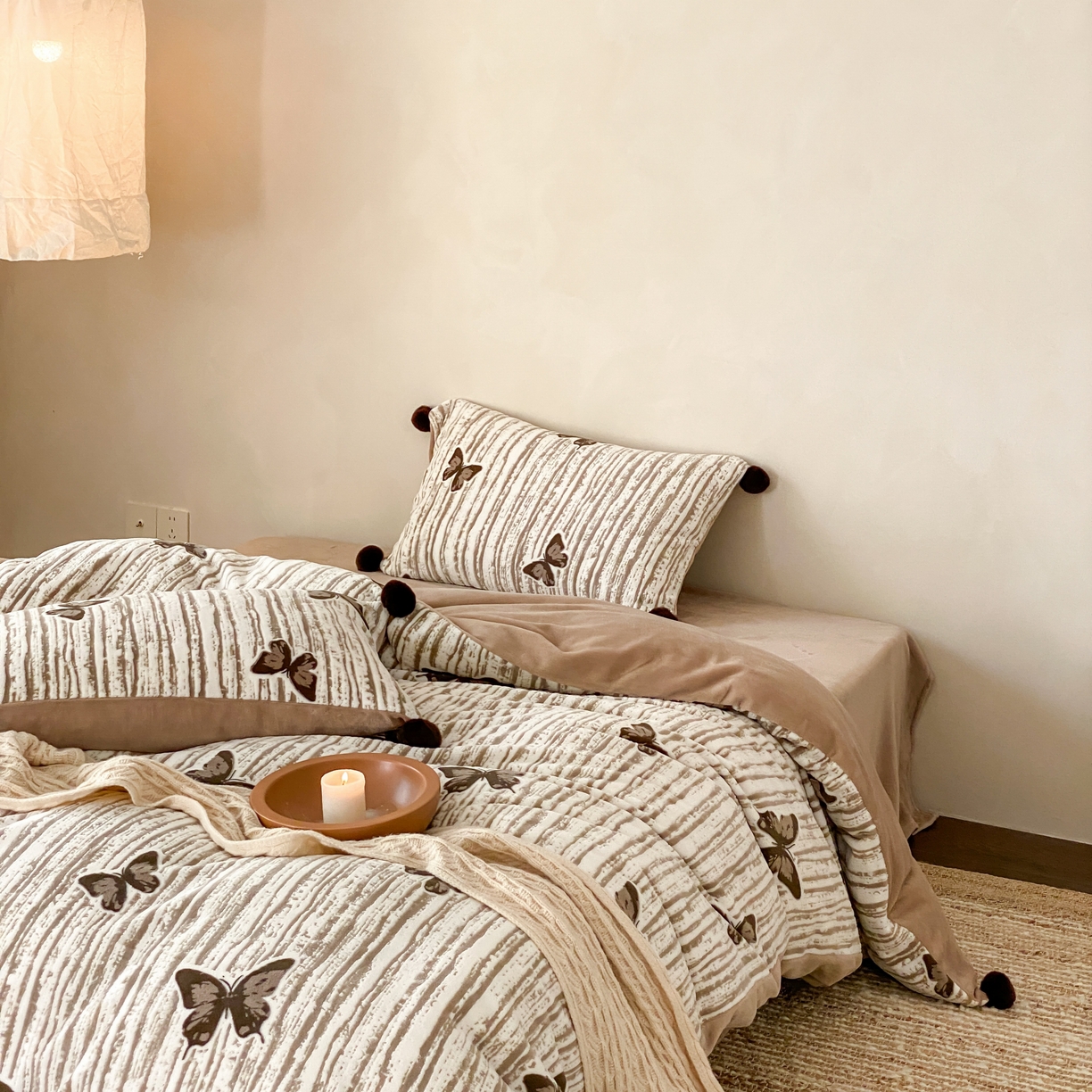 91家纺网 家纺一手货源 找家纺 （总）玉宇阁家居 2025新款双色提花雕花牛奶绒四件套 毛球款迷迭吻东