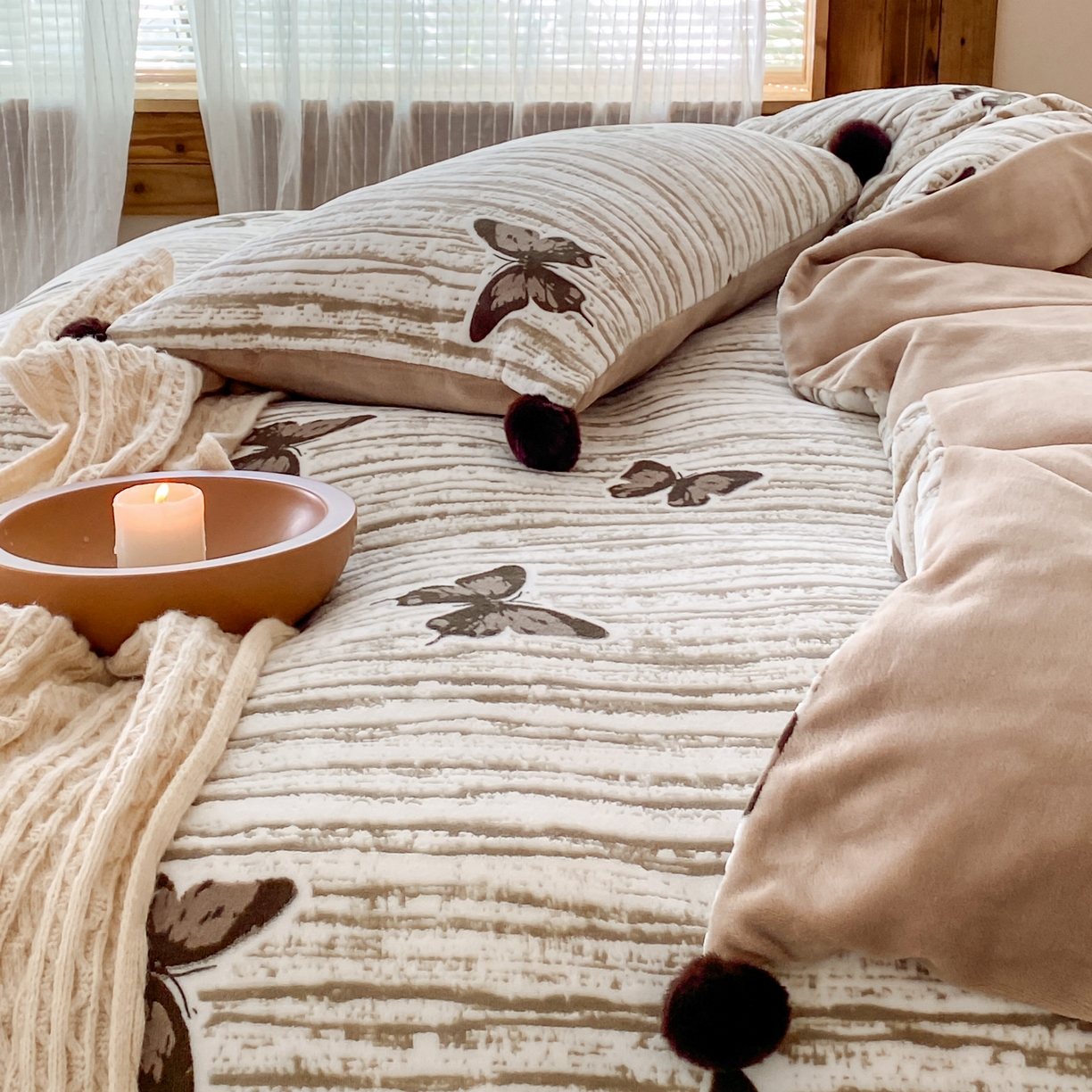 91家纺网 家纺一手货源 找家纺 （总）玉宇阁家居 2025新款双色提花雕花牛奶绒四件套 毛球款迷迭吻东