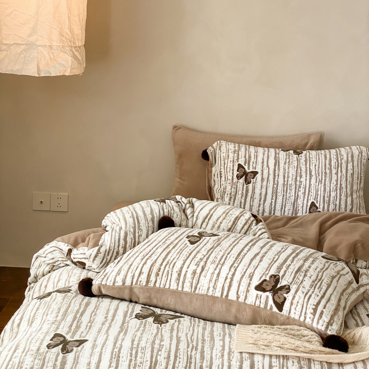 91家纺网 家纺一手货源 找家纺 （总）玉宇阁家居 2025新款双色提花雕花牛奶绒四件套 毛球款迷迭吻东