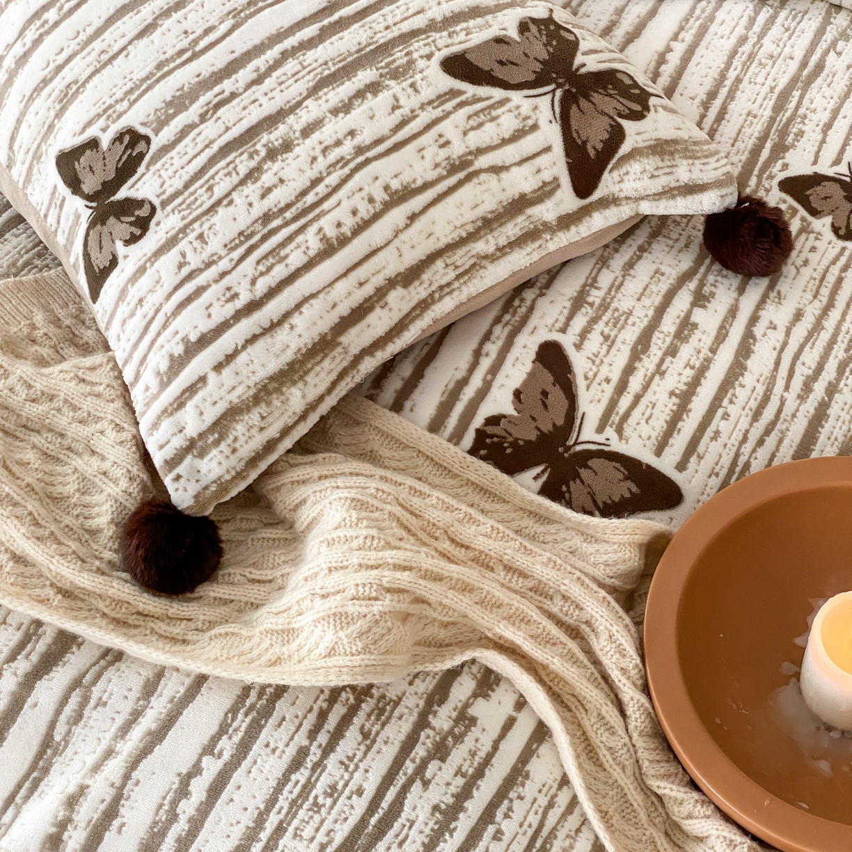 91家纺网 家纺一手货源 找家纺 （总）玉宇阁家居 2025新款双色提花雕花牛奶绒四件套 毛球款迷迭吻东