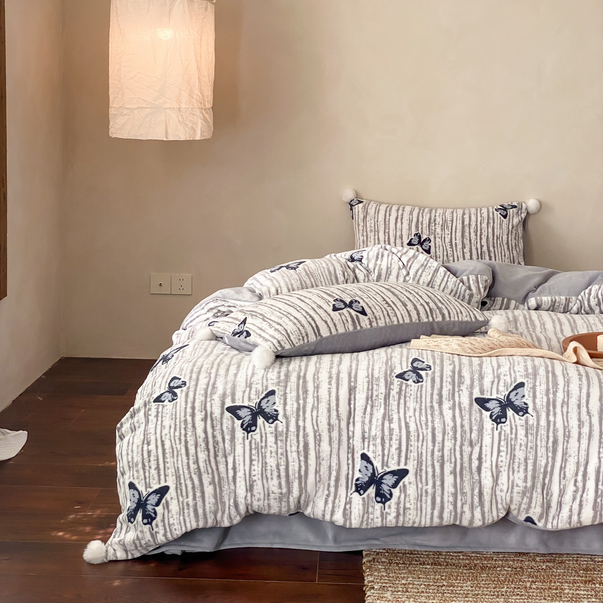 91家纺网 家纺一手货源 找家纺 玉宇阁家居 2025新款双色提花雕花牛奶绒四件套 毛球款迷迭吻东 迷迭吻冬-蓝蓝的