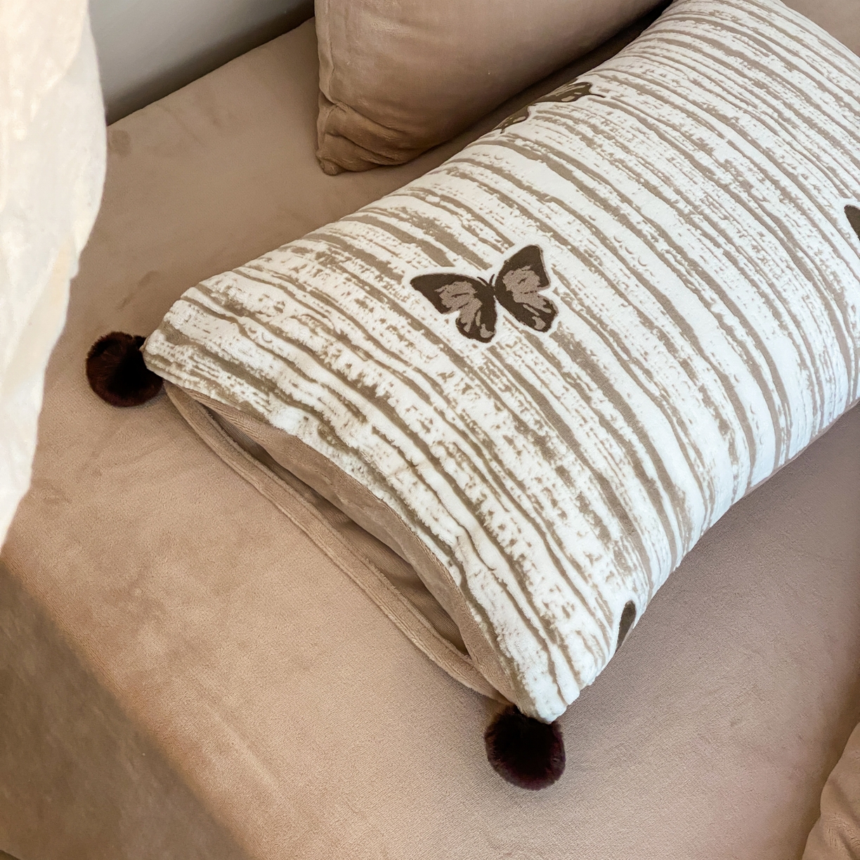 91家纺网 家纺一手货源 找家纺 玉宇阁家居 2025新款双色提花雕花牛奶绒四件套 毛球款迷迭吻东 迷迭吻冬-黄油栗子