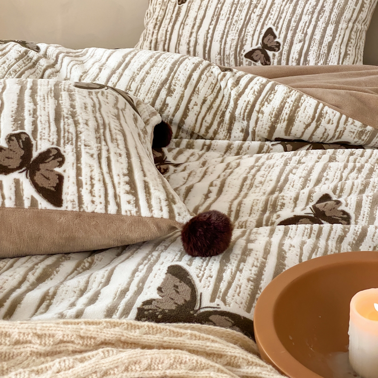 91家纺网 家纺一手货源 找家纺 玉宇阁家居 2025新款双色提花雕花牛奶绒四件套 毛球款迷迭吻东 迷迭吻冬-黄油栗子