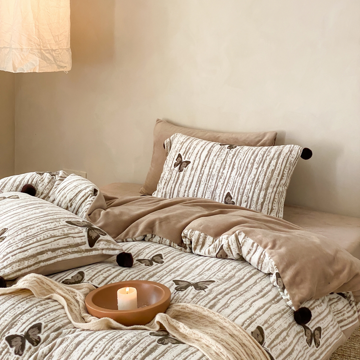 91家纺网 家纺一手货源 找家纺 （总）玉宇阁家居 2025新款双色提花雕花牛奶绒四件套 毛球款迷迭吻东