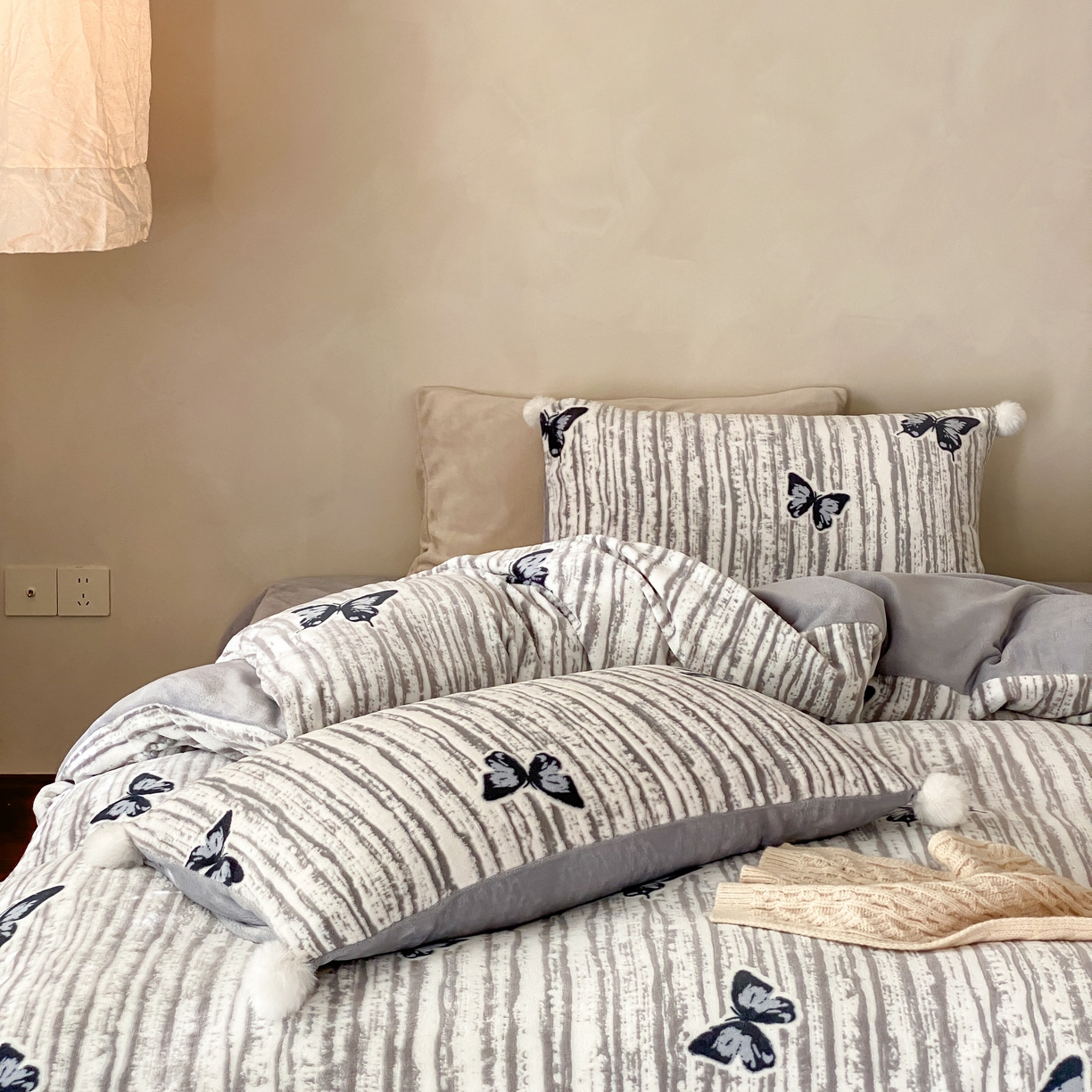 91家纺网 家纺一手货源 找家纺 玉宇阁家居 2025新款双色提花雕花牛奶绒四件套 毛球款迷迭吻东 迷迭吻冬-蓝蓝的