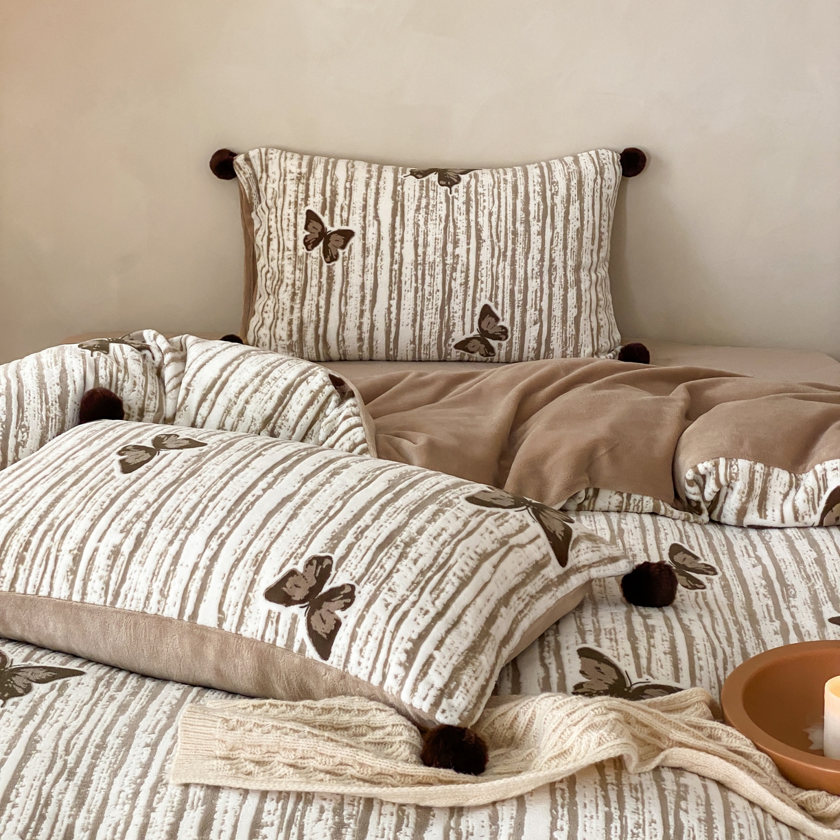 91家纺网 家纺一手货源 找家纺 玉宇阁家居 2025新款双色提花雕花牛奶绒四件套 毛球款迷迭吻东 迷迭吻冬-黄油栗子