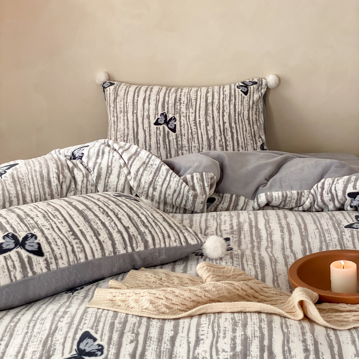 91家纺网 家纺一手货源 找家纺 玉宇阁家居 2025新款双色提花雕花牛奶绒四件套 毛球款迷迭吻东 迷迭吻冬-蓝蓝的