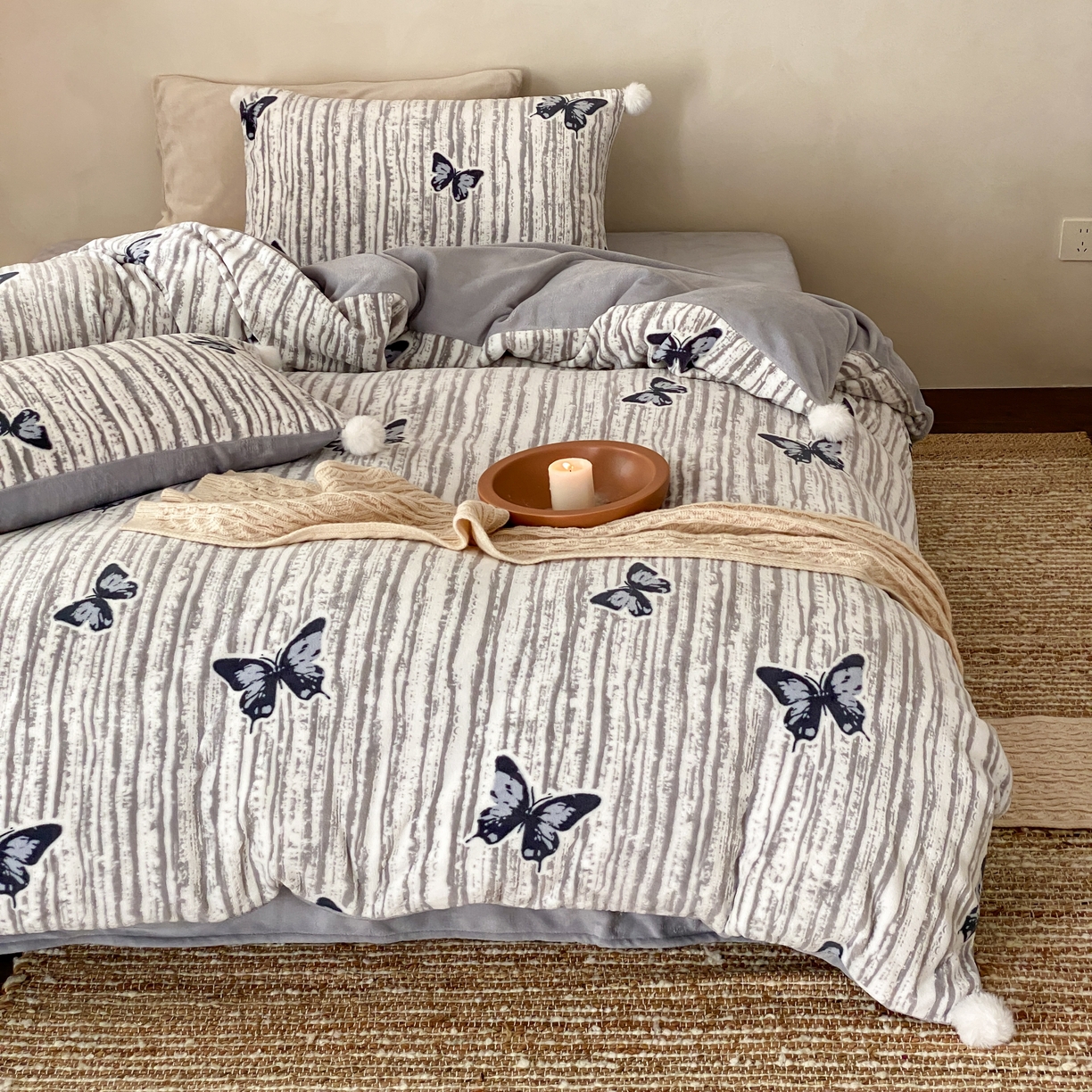 91家纺网 家纺一手货源 找家纺 玉宇阁家居 2025新款双色提花雕花牛奶绒四件套 毛球款迷迭吻东 迷迭吻冬-蓝蓝的