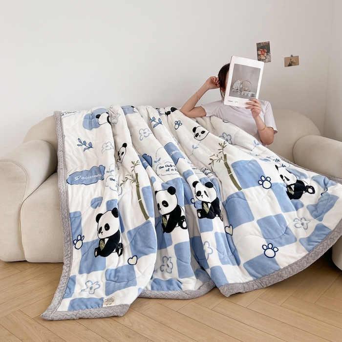 91家纺网 家纺一手货源 找家纺 雅萱家纺 2024新款AB版牛奶贝贝绒多功能三层毯 三层毯-熊猫乐园蓝色