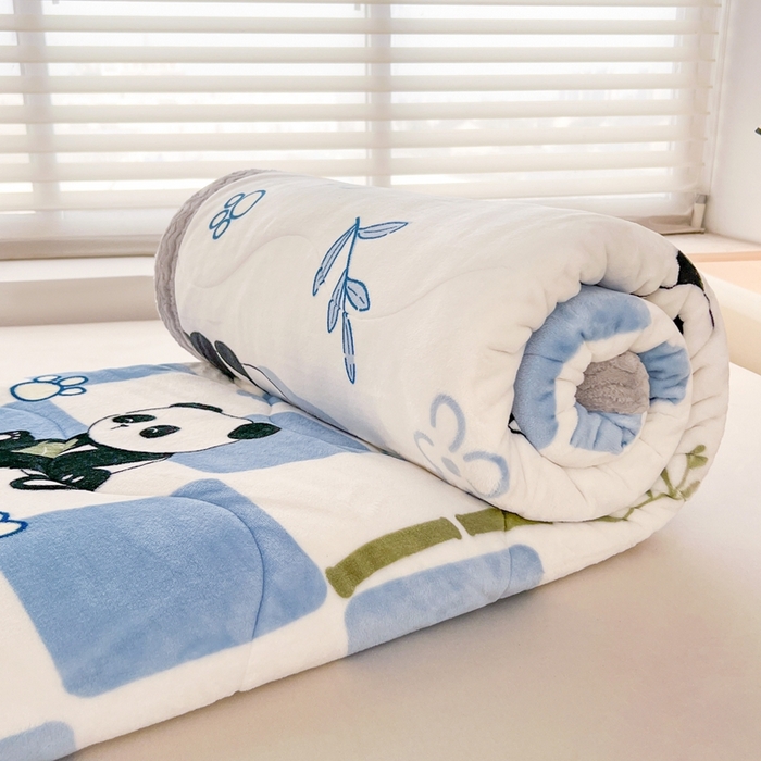 91家纺网 家纺一手货源 找家纺 雅萱家纺 2024新款AB版牛奶贝贝绒多功能三层毯 三层毯-熊猫乐园蓝色