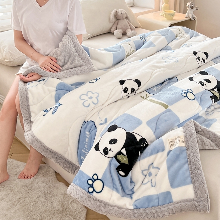 91家纺网 家纺一手货源 找家纺 雅萱家纺 2024新款AB版牛奶贝贝绒多功能三层毯 三层毯-熊猫乐园蓝色