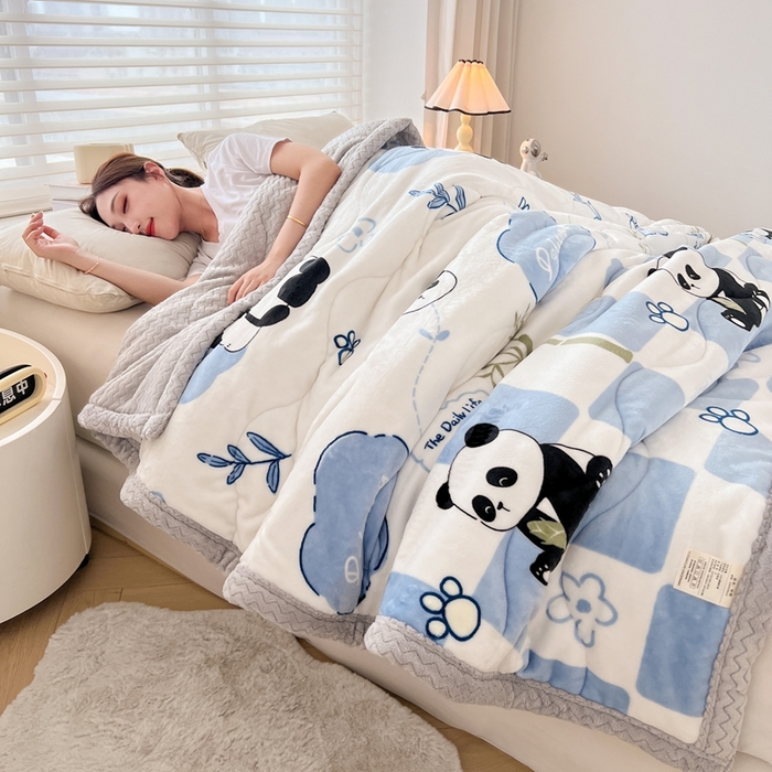 91家纺网 家纺一手货源 找家纺 雅萱家纺 2024新款AB版牛奶贝贝绒多功能三层毯 三层毯-熊猫乐园蓝色