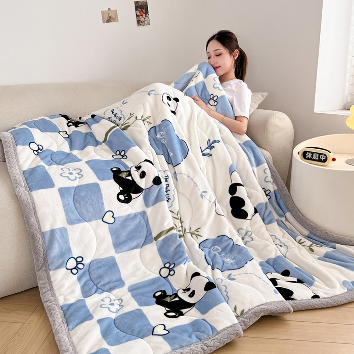 91家纺网 家纺一手货源 找家纺 雅萱家纺 2024新款AB版牛奶贝贝绒多功能三层毯 三层毯-熊猫乐园蓝色