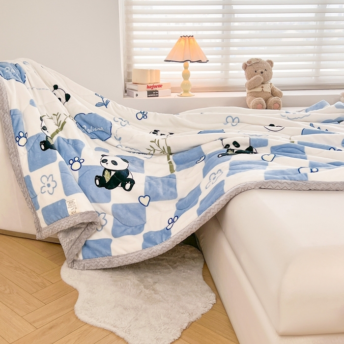 91家纺网 家纺一手货源 找家纺 雅萱家纺 2024新款AB版牛奶贝贝绒多功能三层毯 三层毯-熊猫乐园蓝色