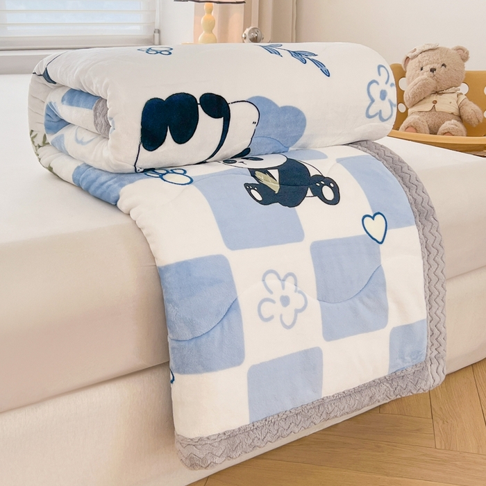 91家纺网 家纺一手货源 找家纺 雅萱家纺 2024新款AB版牛奶贝贝绒多功能三层毯 三层毯-熊猫乐园蓝色