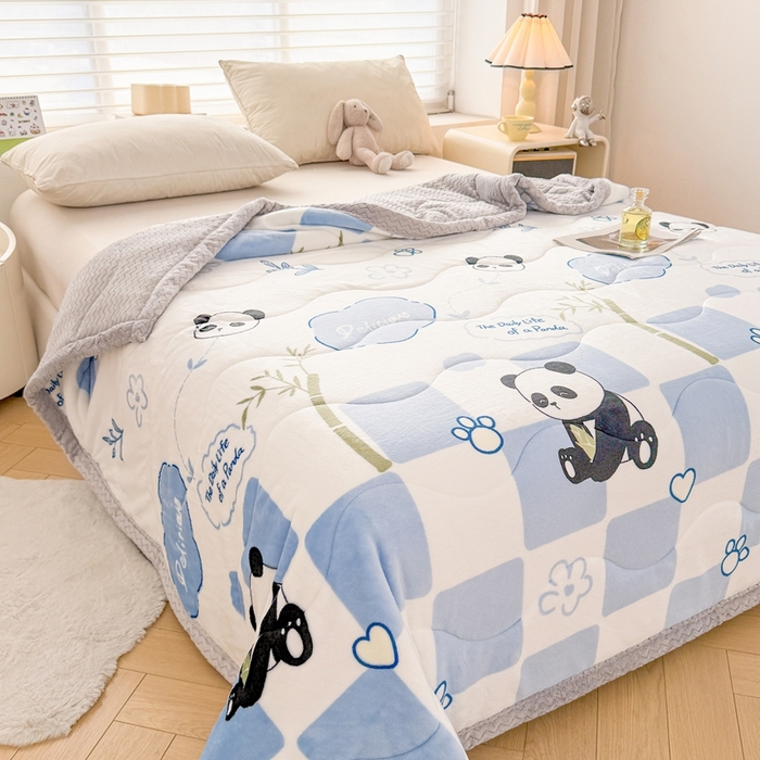 91家纺网 家纺一手货源 找家纺 雅萱家纺 2024新款AB版牛奶贝贝绒多功能三层毯 三层毯-熊猫乐园蓝色