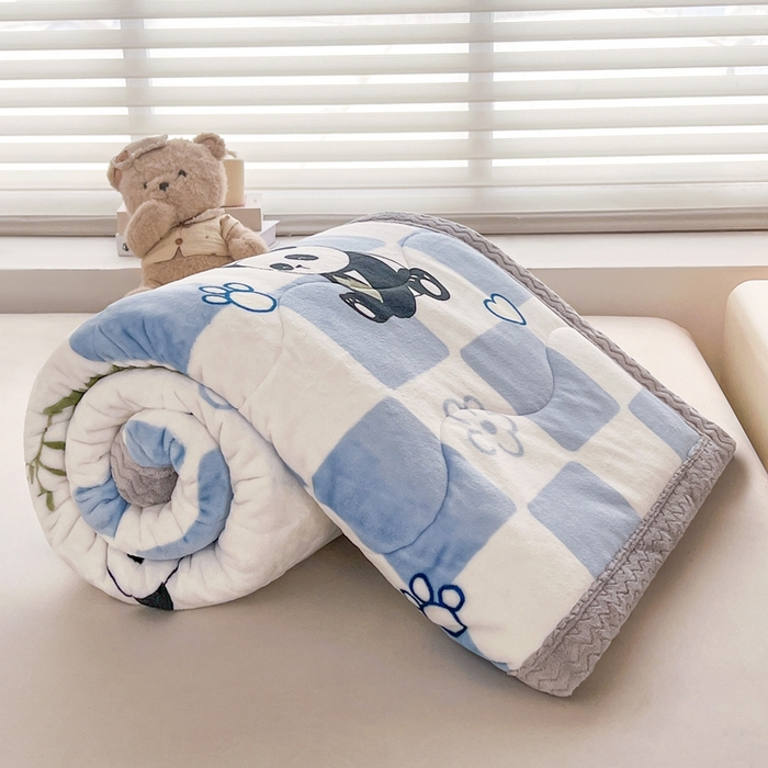 91家纺网 家纺一手货源 找家纺 雅萱家纺 2024新款AB版牛奶贝贝绒多功能三层毯 三层毯-熊猫乐园蓝色