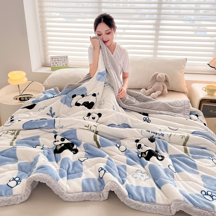 91家纺网 家纺一手货源 找家纺 雅萱家纺 2024新款AB版牛奶贝贝绒多功能三层毯 三层毯-熊猫乐园蓝色