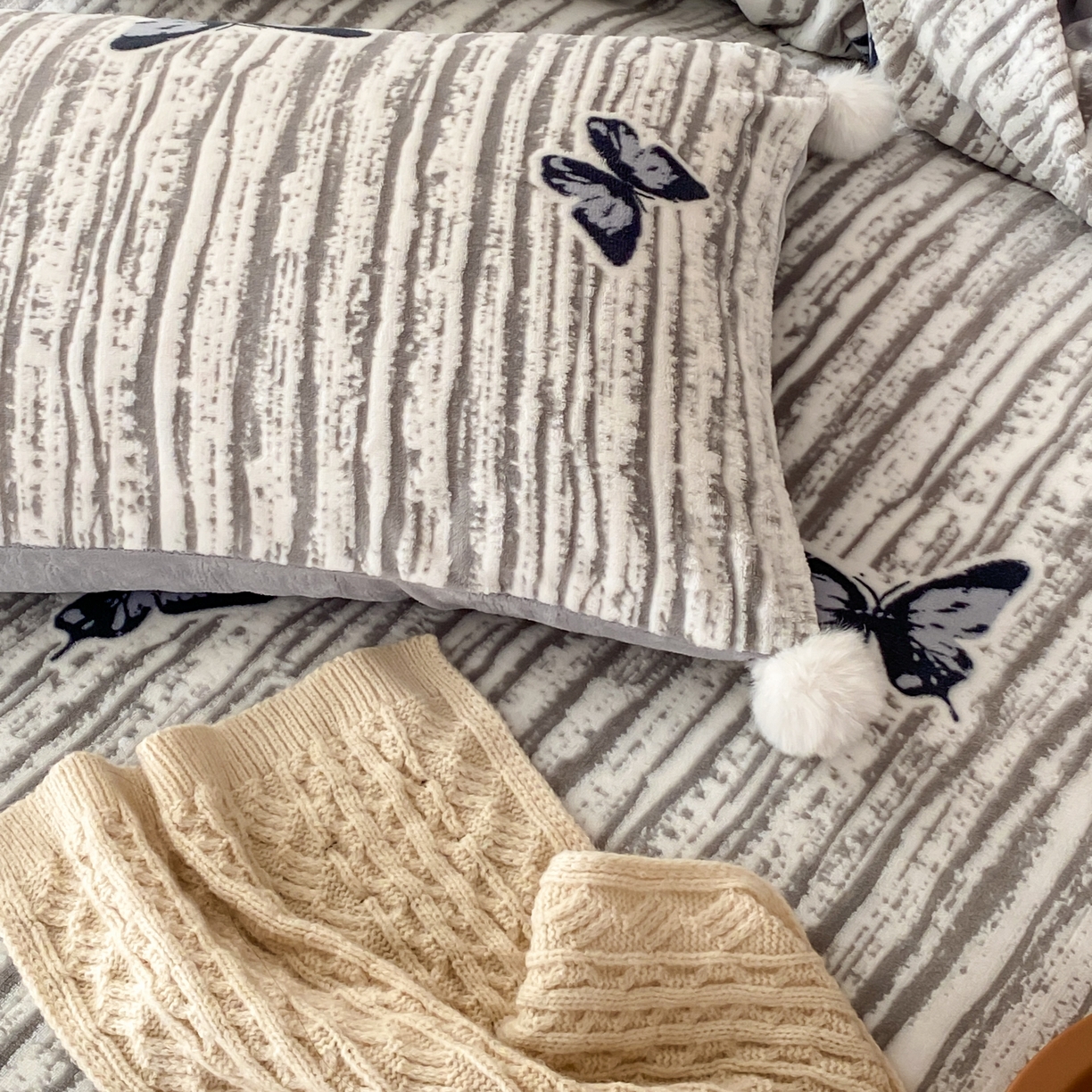 91家纺网 家纺一手货源 找家纺 玉宇阁家居 2025新款双色提花雕花牛奶绒四件套 毛球款迷迭吻东 迷迭吻冬-蓝蓝的