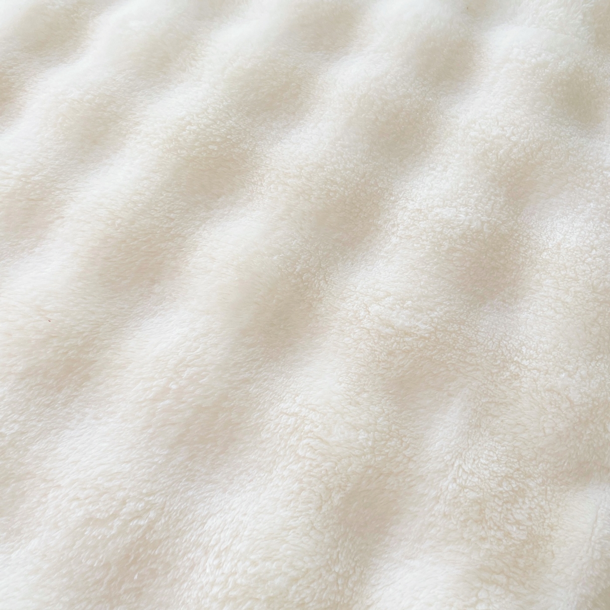 91家纺网 家纺一手货源 找家纺 雨彤家纺 2025新款泡泡牛奶绒长枕巾 牛奶绒枕巾-奶油白 50*125cm（适合1.2米枕头）