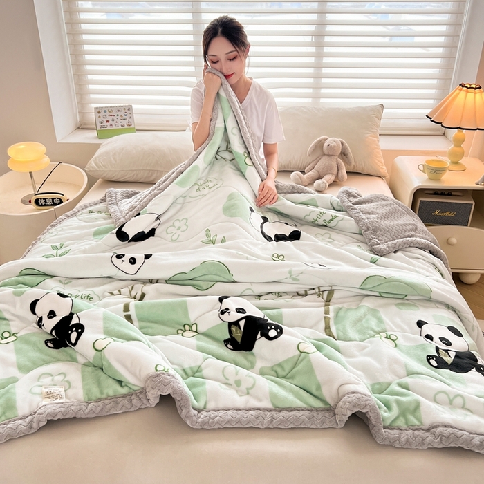 91家纺网 家纺一手货源 找家纺 雅萱家纺 2024新款AB版牛奶贝贝绒多功能三层毯 三层毯-熊猫乐园绿色