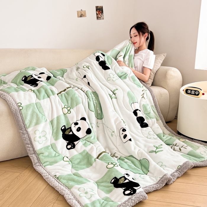 91家纺网 家纺一手货源 找家纺 雅萱家纺 2024新款AB版牛奶贝贝绒多功能三层毯 三层毯-熊猫乐园绿色