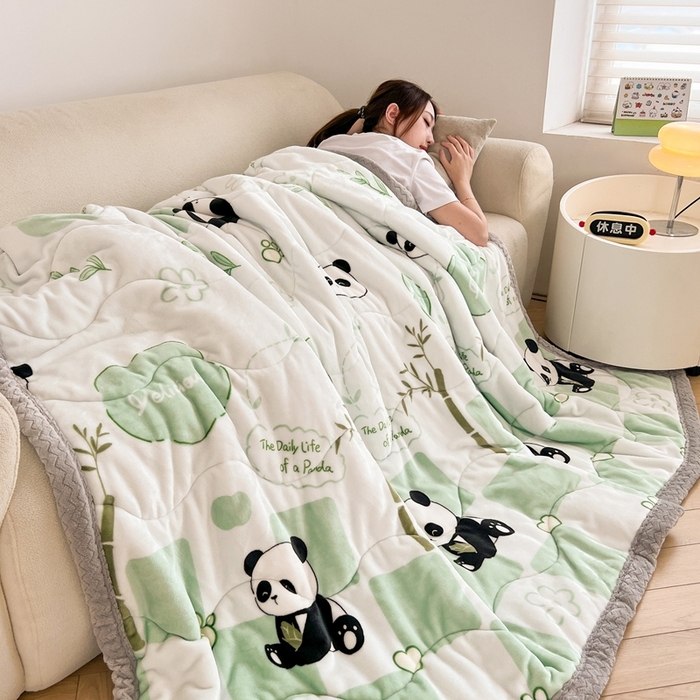 91家纺网 家纺一手货源 找家纺 雅萱家纺 2024新款AB版牛奶贝贝绒多功能三层毯 三层毯-熊猫乐园绿色