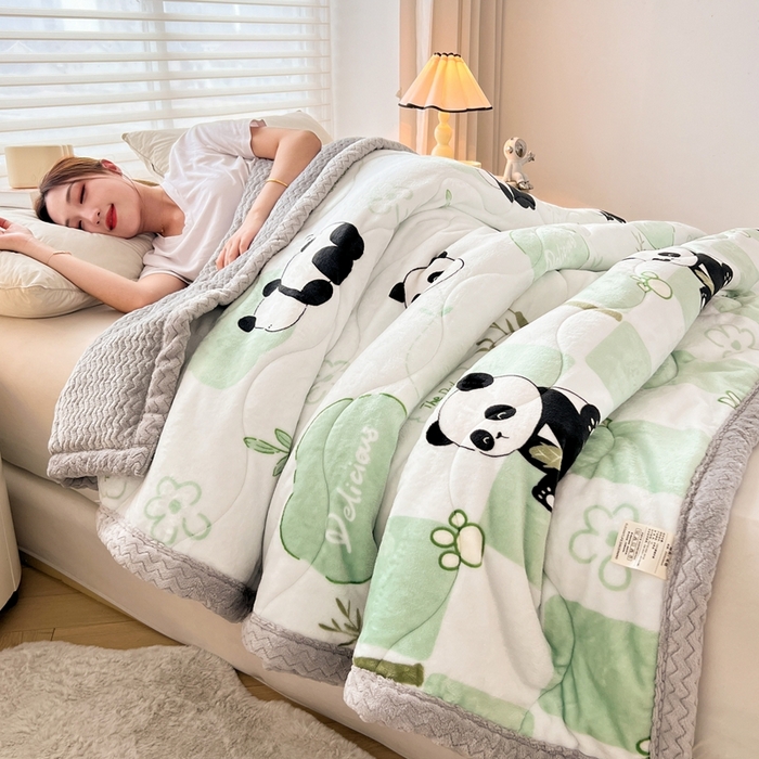 91家纺网 家纺一手货源 找家纺 雅萱家纺 2024新款AB版牛奶贝贝绒多功能三层毯 三层毯-熊猫乐园绿色